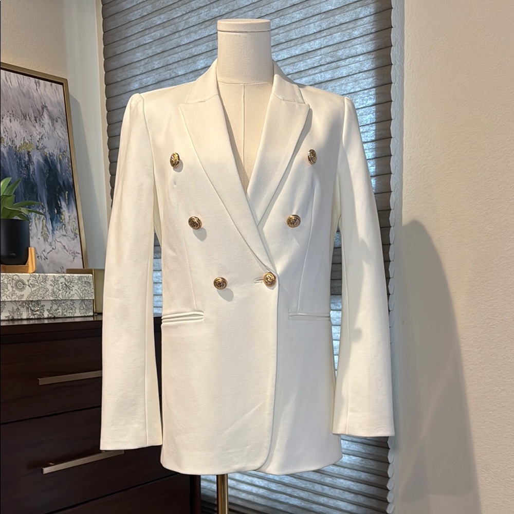 NWT T Tahari Cream Double-Breasted Blazer with Peaked Lapels. Size 6